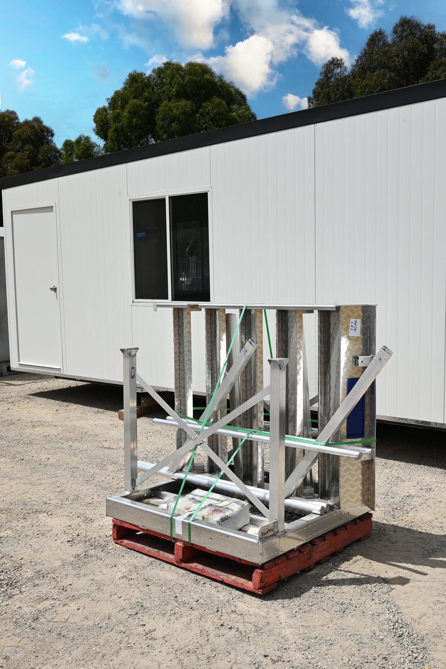 purpose-designed modular kit with minimal components, standardised fixings, and a
lightweight design that packs down into itself.
